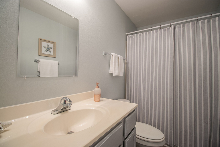 Bathroom 4, Oak Shores 86, Harrison