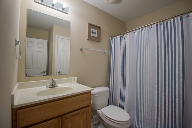 Bathroom, Oak Shores Studio 4, Harrison