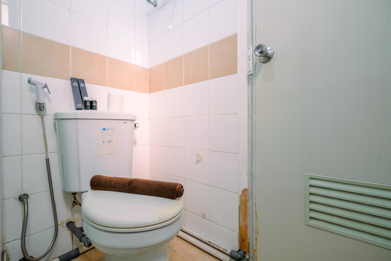 Bedroom 2, Cozy and Homey Studio Apartment at Metropark Condominium Jababeka By Travelio, Cikarang