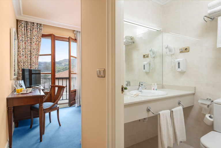 Bathroom, Hotel Hospedium Blu Sondika, Vizcaya