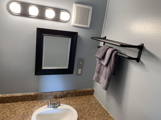 Bathroom 4, American Inn, Franklin