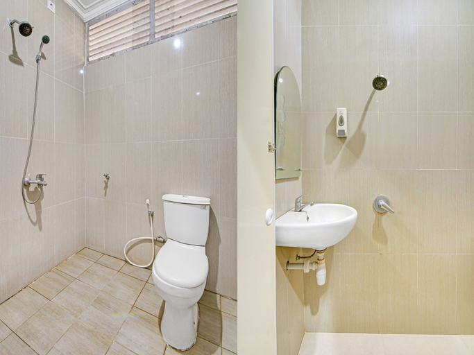 Bathroom, Hotel Shafira Pariaman Syariah Mitra RedDoorz, Pariaman