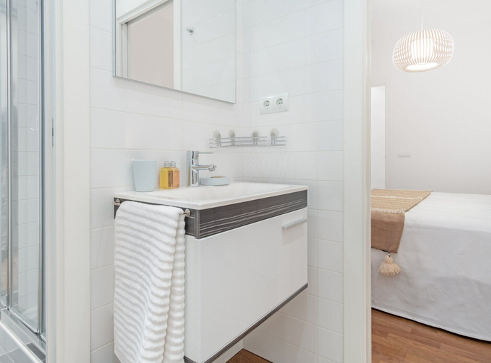 Bathroom 5, General Pardinas II, Madrid