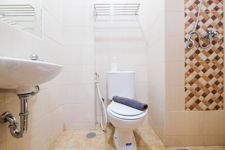 Bathroom 5, Fully Furnished Studio with Comfortable Design Dave Apartment By Travelio, Depok