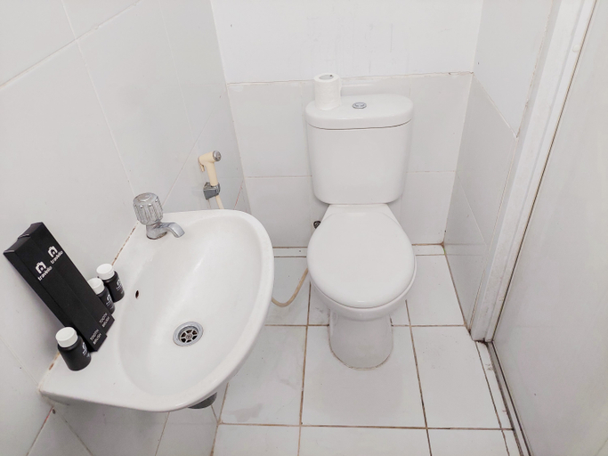 Bathroom 5, Simply Good Studio Apartment at Aeropolis Residence By Travelio, Tangerang