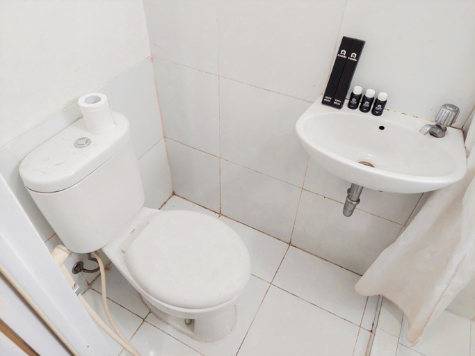 Bathroom 4, Minimalist Studio Room Apartment at Aeropolis Residence By Travelio, Tangerang