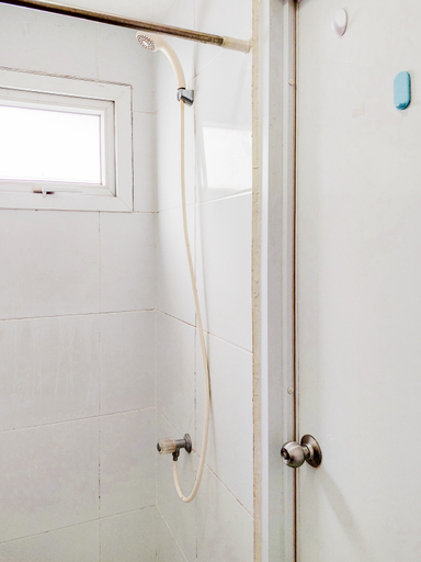 Bathroom 5, Compact Minimalist Studio Apartment at Aeropolis Residence By Travelio, Tangerang