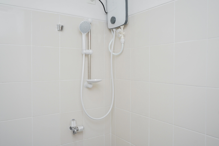 Bathroom 5, Cozy Studio at Akasa Pure Living BSD Apartment By Travelio, Tangerang Selatan