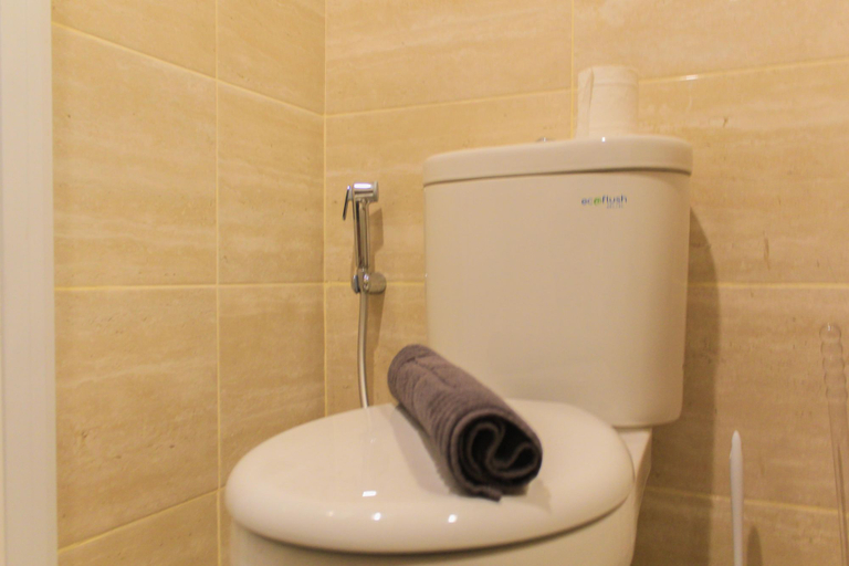 Bathroom 5, Cozy Studio at Springwood Residence Tangerang Apartment By Travelio, Tangerang
