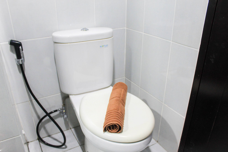 Bathroom 5, New and Luxury Studio at Casa De Parco Apartment By Travelio, Tangerang