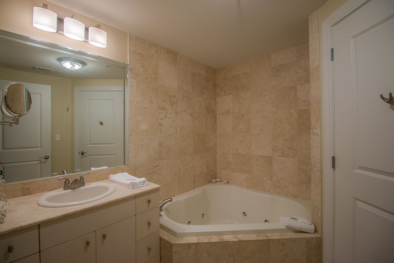 Bathroom 5, Sea Breeze 504 Deluxe, Harrison