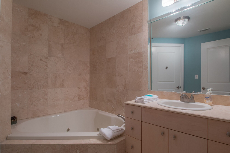 Bathroom 4, Sea Breeze 810 Deluxe, Harrison