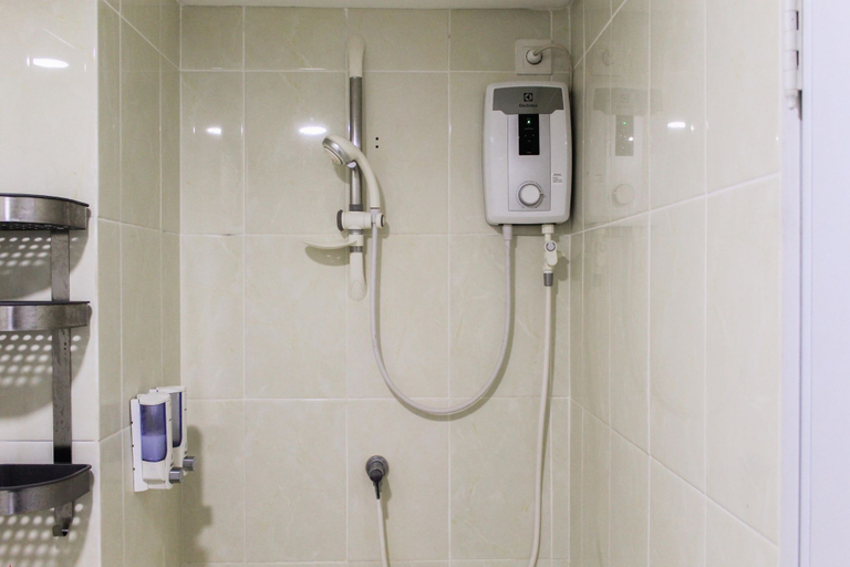 Bathroom 5, Comfy Studio Apartment at M-Town Residence By Travelio, Tangerang