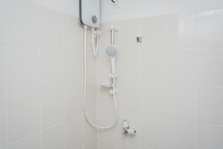 Bathroom 5, Comfy Studio at Akasa Pure Living BSD Apartment By Travelio, Tangerang Selatan