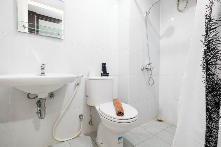 Bathroom 5, Modern and Comfy Studio Apartment at Patraland Urbano By Travelio, Bekasi