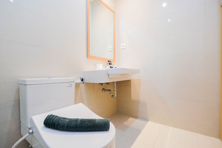 Bathroom 5, Spacious 2BR at Sedayu City Suites Kelapa Gading Apartment By Travelio, East Jakarta