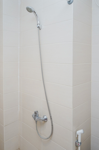 Bathroom 5, Comfy and Nice 1BR Saveria Apartment By Travelio, Tangerang