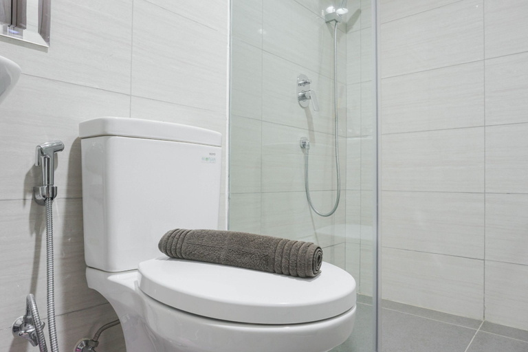 Bathroom 5, Fancy and Nice 1BR at Ciputra International Apartment By Travelio, Jakarta Barat
