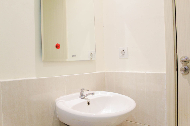 Bathroom 5, Super 3BR at Meikarta Apartment By Travelio, Cikarang