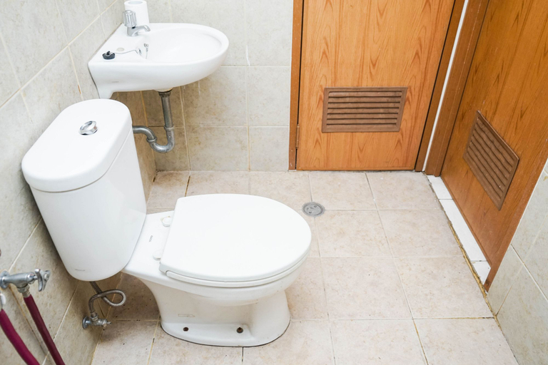 Bathroom 5, Comfort 2BR Apartment at Great Western Resort By Travelio, Tangerang