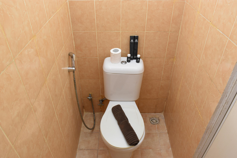 Bathroom 5, Homey and Modern 2BR at Menteng Square Apartment By Travelio, Central Jakarta