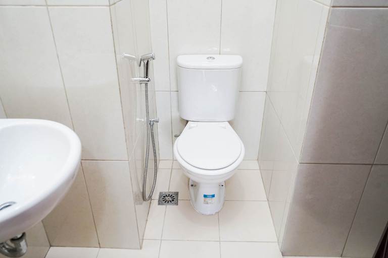Bathroom 5, Contemporary 2BR at Asatti Apartment By Travelio, Tangerang Selatan