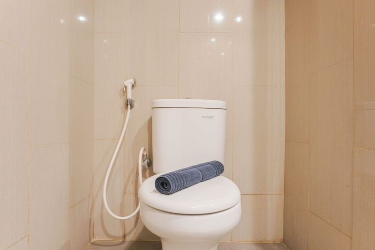 Bathroom 5, Comfortable and Nice Studio Room Apartement at H Residence By Travelio, East Jakarta