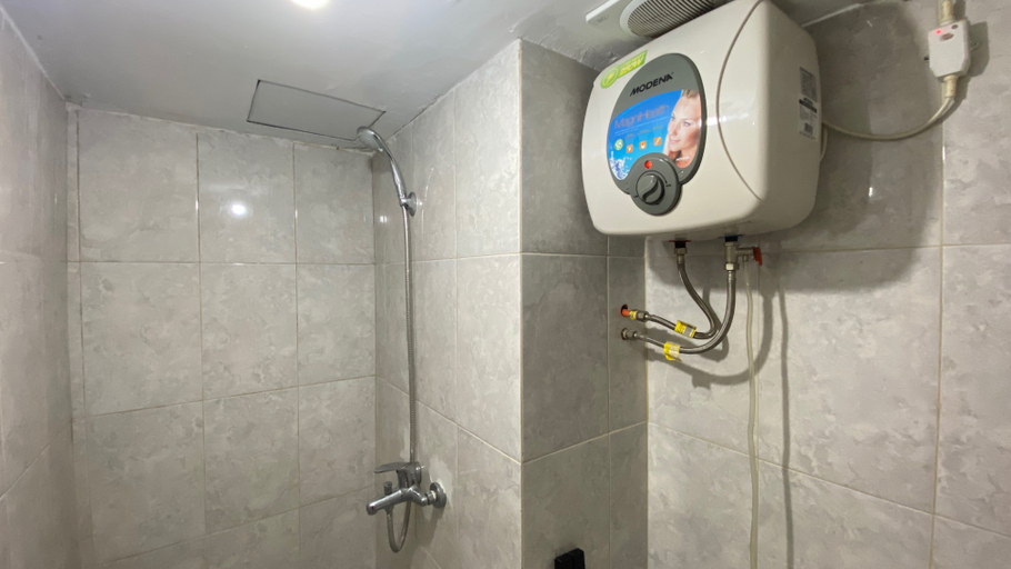 Bathroom 5, Comfortable and Simply Modern 2BR Apartment at The Jarrdin Cihampelas By Travelio, Bandung