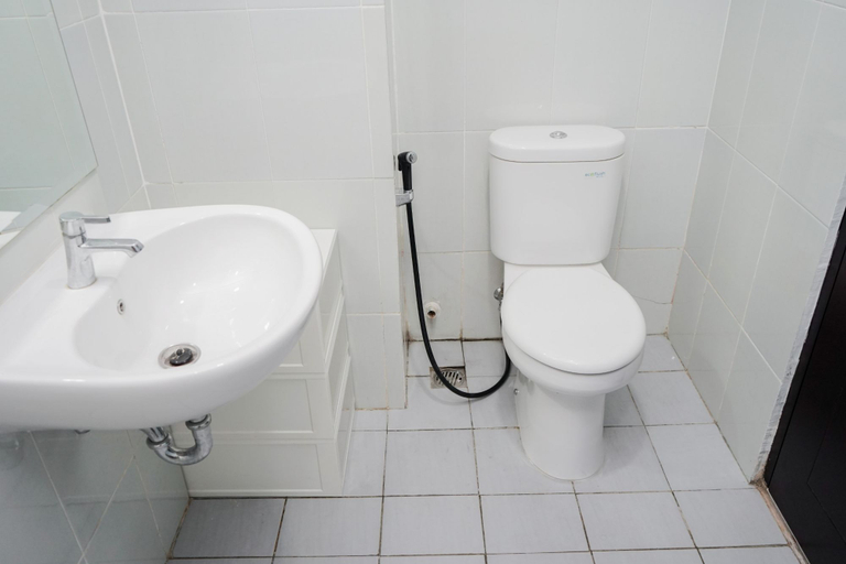 Bathroom 5, Simply 1BR at Casa De Parco Apartment By Travelio, Tangerang