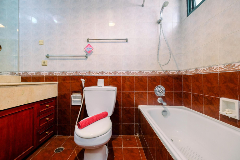 Bathroom 2, Luxury 3BR Apartment at Sudirman Tower Condominium By Travelio, Jakarta Selatan