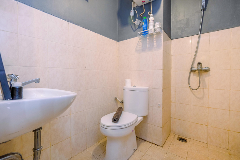 Bathroom 4, Cozy Stay Studio Apartment at Park View Condominium By Travelio, Depok