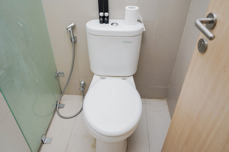 Bathroom 2, Cozy and Nice Studio Room Tree Park BSD Apartment By Travelio, Tangerang Selatan