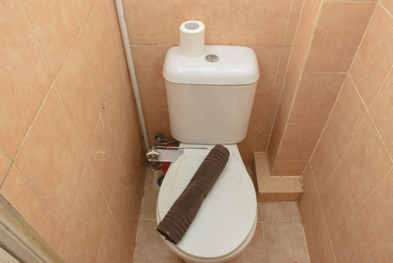 Bathroom 4, Comfy 2BR at Menteng Square Apartment By Travelio, Central Jakarta
