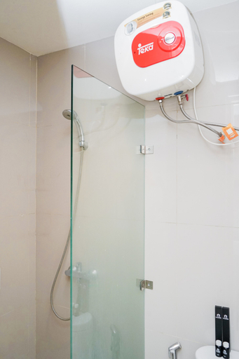 Bathroom 5, Cozy and Nice Studio Room Tree Park BSD Apartment By Travelio, Tangerang Selatan