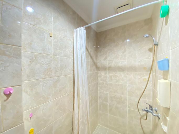 Bathroom 5, Well Appointed Studio Apartment at Galeri Ciumbuleuit 1 By Travelio, Bandung