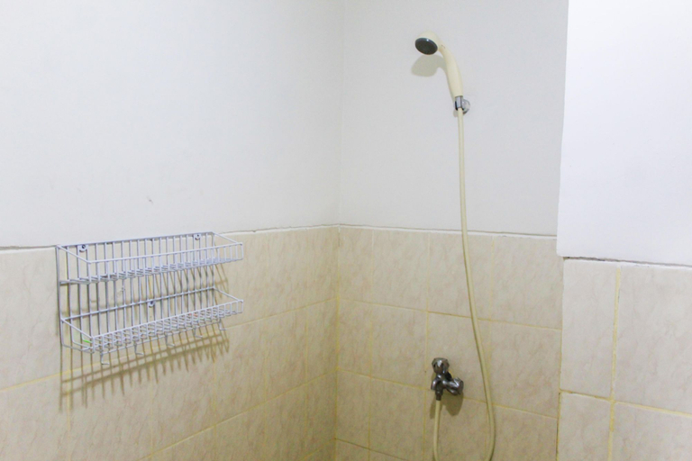 Bathroom 5, Comfy 2BR Apartment at Park View Condominium By Travelio, Depok