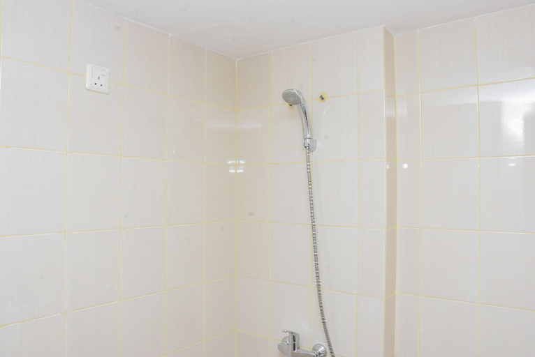 Bathroom 5, Cozy and Comfy Studio at Amethyst Apartment By Travelio, Central Jakarta