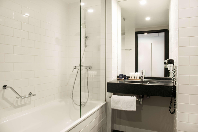 Bathroom 5, Radisson Hotel Brussels Centre Midi, Bruxelles