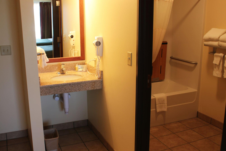 Bathroom 4, Edgewood Hotel & Suites, Jefferson