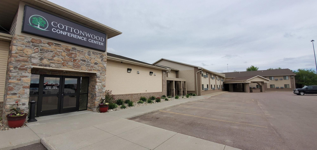 Cottonwood Inn and Conference Center, Dakota