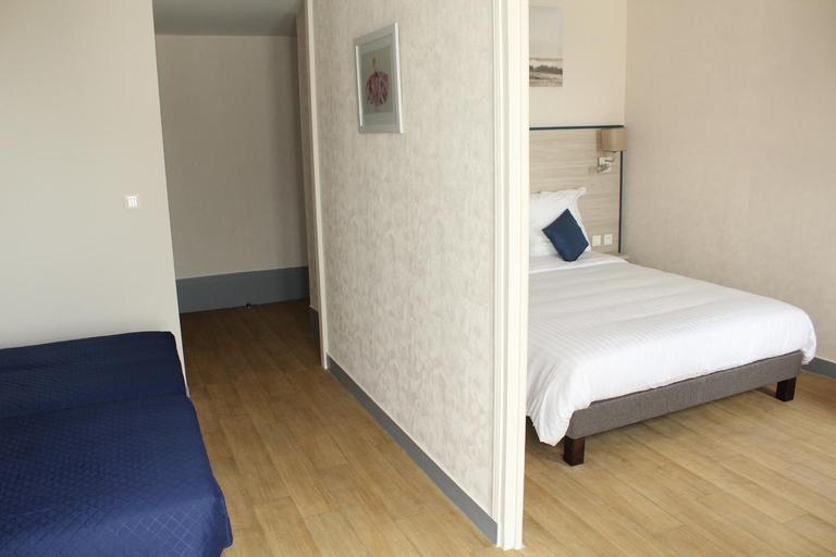 Bedroom 5, Logis Hôtel le Grand Hôtel, Sarthe