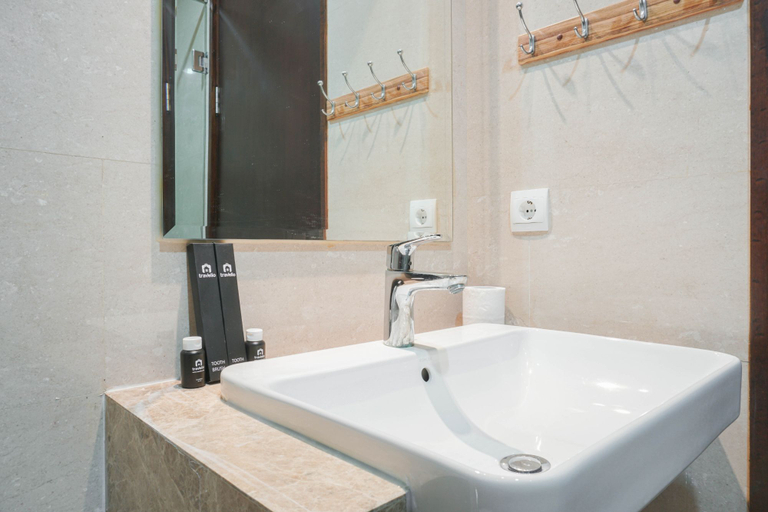 Bathroom 2, Comfort and Cozy Studio at Menteng Park Apartment By Travelio, Jakarta Pusat