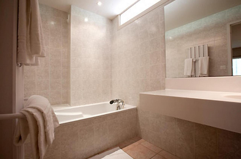 Bathroom, Logis Hotel la Vieille Ferme, Saône-et-Loire