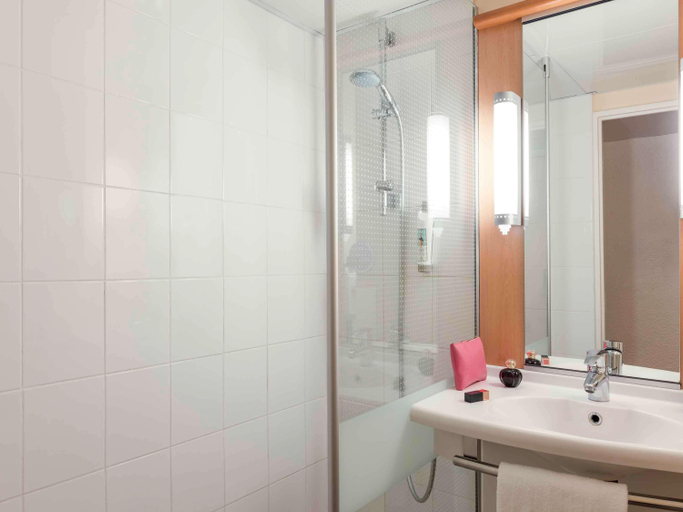Bathroom 4, B&B HOTEL Orly Rungis Aeroport 3 etoiles, Val-de-Marne