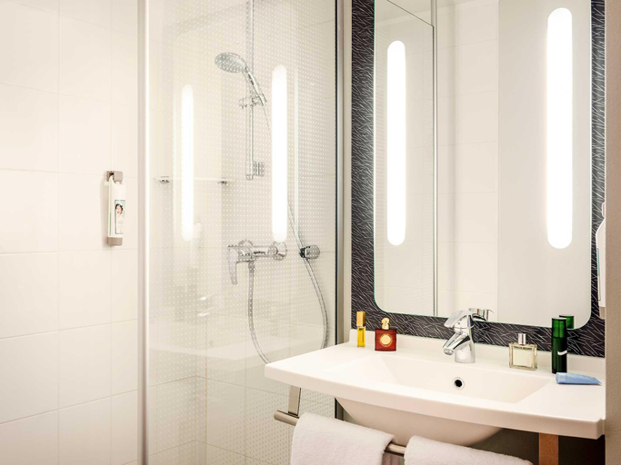 Bathroom 4, B&B HOTEL Orly Rungis Aeroport 3 etoiles, Val-de-Marne