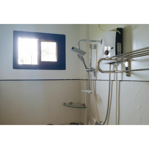 Bathroom 5, RedDoorz @ La Sefa Hotel and Resort Atimonan, Plaridel