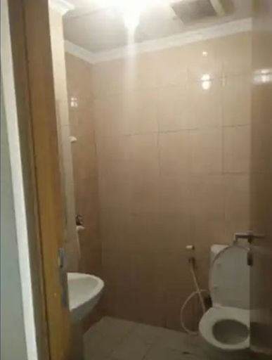 Bathroom, Premium studio room by Mareslim at Margonda Residence 5, Depok