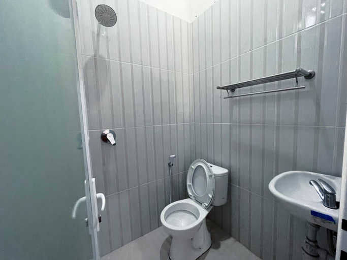 Bathroom 4, Wisma Maestro Toraja Mitra RedDoorz, Tana Toraja