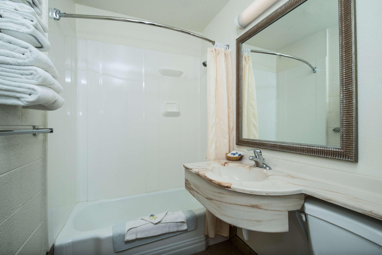 Bathroom, Americas Best Value Inn Pendleton, Umatilla