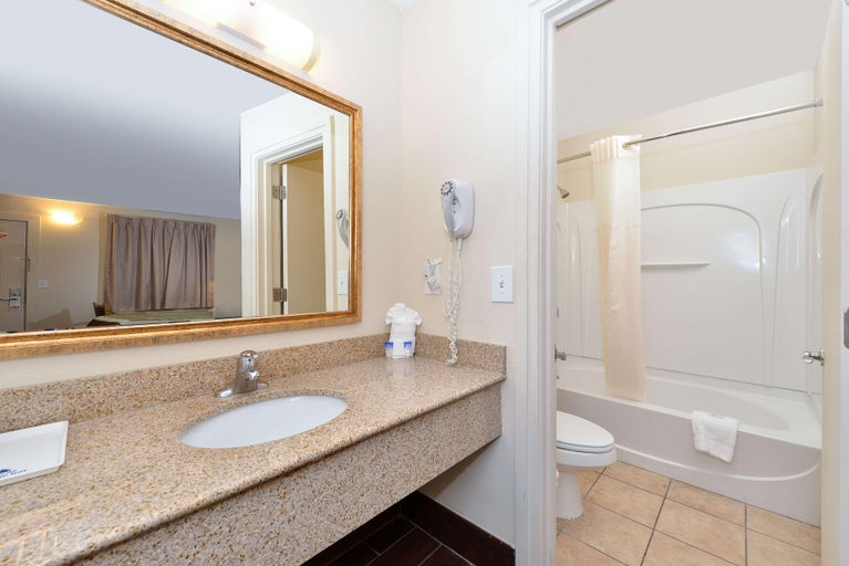 Bathroom 5, Americas Best Value Inn Nashville Downtown, Davidson